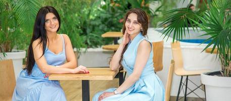 twee Dames zittend Bij de tafel foto