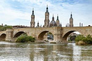 landschap nuestra senora del pilar kathedraal basiliek visie van de ebro rivier- in een voorjaar dag foto