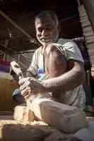 Bangladesh december 02, 2017 een vakman niranjan sarkar, leeftijd 55 is bezig maken traditioneel steen slijpmachines, in de volksmond bekend net zo sheel-patta Bij dhaka. foto
