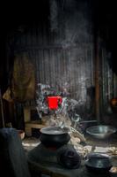 Koken rijst- over- traditioneel houtskool brandend klei fornuis in de platteland. zuiden Aziatisch traditioneel Koken. Bengaals levensstijl. foto