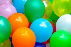 een veel van kleurrijk ballonnen detailopname keer bekeken. ballonnen van veel kleuren. kleurrijk ballonnen achtergrond. foto