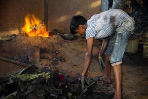 Bangladesh augustus 6, 2019 een kind arbeidt werken in onveilig, riskant en gevaarlijk staat zonder ieder voorzorgsmaatregel Bij madhabdi, narsingdi, bangladesh. foto