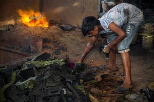 Bangladesh augustus 6, 2019 een kind arbeidt werken in onveilig, riskant en gevaarlijk staat zonder ieder voorzorgsmaatregel Bij madhabdi, narsingdi, bangladesh. foto