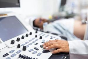 jong mannetje geduldig aan het liegen Aan bed en hebben echografie examen van buik in medisch kliniek foto