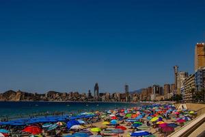 panorama visie Aan een zonnig dag Aan de stad van benidorm Spanje foto