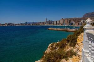 panorama visie Aan een zonnig dag Aan de stad van benidorm Spanje foto