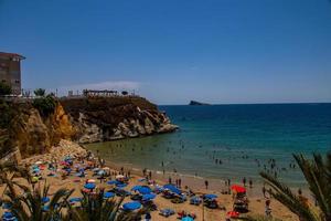 panorama visie Aan een zonnig dag Aan de stad van benidorm Spanje foto