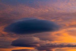 lucht met grijs groot ronde verbazingwekkend wolken foto