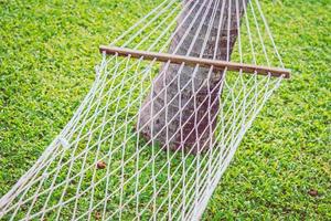 selectief aandachtspunt op hangmat met groene grasachtergrond - filtereffectverwerking