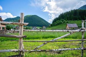 landelijk landschap van de stad Zarnesti uit Brasov, Roemenië met een boerderij foto