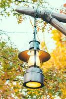 oude lantaarn met uitzicht naar buiten in de herfst foto