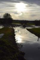 spiegel kalmte water onder laag zon foto