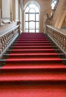 turijn, Italië - palazzo barolo trappenhuis. luxe paleis met oud barok interieur en rood tapijt foto