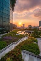 generatief ai illustratie van prachtig tuin Aan de op het dak van een hedendaags glas kantoor gebouw in Azië foto