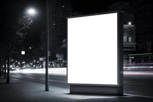 leeg ruimte advertentie bord, blanco wit uithangbord Aan langs de weg in stad, verticaal blanco aanplakbord in stad in nacht tijd foto