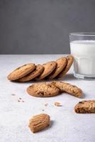 havermout chocola spaander koekjes en melk in een glas foto