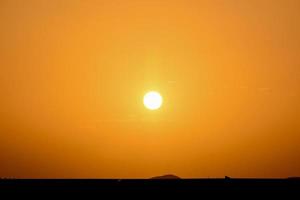 kleurrijk lucht Bij zonsondergang foto