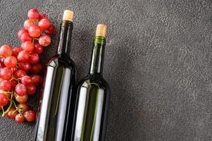 flessen wijn met tros druiven foto