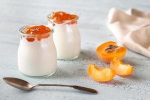 twee potten van Grieks yoghurt met abrikoos foto