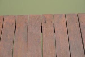 houten verdieping loopbrug in vijver foto