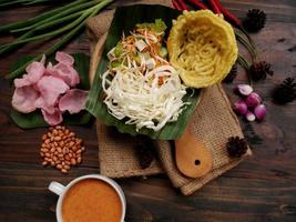 selectief focus van asinan betawi. de groente asinan van de betawi mensen van Jakarta is bewaard gebleven Chinese kool, kool, Boon spruiten, tofu, en sla geserveerd met pinda saus en kroepoek foto