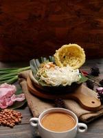 selectief focus van asinan betawi. de groente asinan van de betawi mensen van Jakarta is bewaard gebleven Chinese kool, kool, Boon spruiten, tofu, en sla geserveerd met pinda saus en kroepoek foto