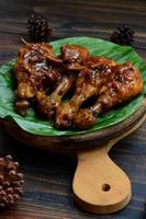 heerlijk kip soja saus. Maleisisch mensen gebeld ayam masker kicap, Indonesisch mensen gebeld ayam kecap. selectief focus. foto