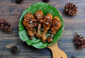 heerlijk kip soja saus. Maleisisch mensen gebeld ayam masker kicap, Indonesisch mensen gebeld ayam kecap. selectief focus. foto