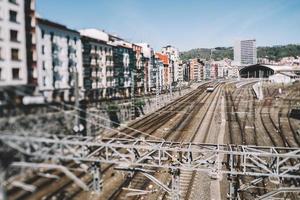 kantelen verschuiving selectief focus visie van een trein aankomen Bij Bilbao trein station in de baskisch land, Spanje foto
