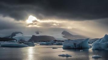 vrij foto mooi jokulsarlon gletsjer lagune in IJsland, met zon balken van een donker bewolkt lucht, genereren ai