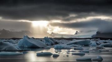 vrij foto mooi jokulsarlon gletsjer lagune in IJsland, met zon balken van een donker bewolkt lucht, genereren ai