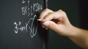 foto oud wiskunde leraar schrijven formule Aan schoolbord, genereren ai
