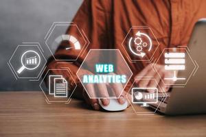 web analytics concept, persoon werken Aan laptop computer met web analytics icoon Aan virtueel scherm. foto