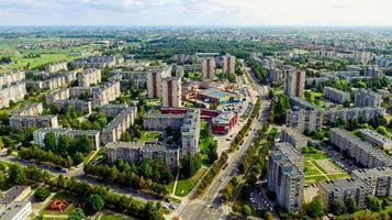 antenne siauliai stad panorama met Sovjet huizen en wegen in noordelijk Litouwen. baltische staten reizen concept foto