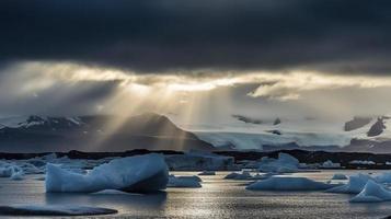 vrij foto mooi jokulsarlon gletsjer lagune in IJsland, met zon balken van een donker bewolkt lucht, genereren ai