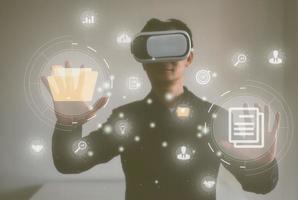 digitaal technologie internet verbinding, Mens vervelend vr bril werken met virtueel globaal internet verbinding metavers, document beheer systeem, online documentatie databank pictogrammen foto