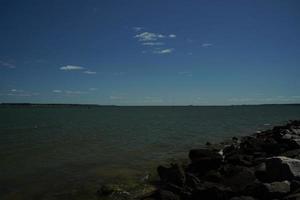 de york rivier- en strand in yorktown Virginia met uitzicht de coleman brug en de chesapeake baai foto