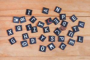 Engels alfabet brieven Aan hout tafel. foto