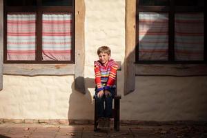 oekraïens jongen Aan de achtergrond van de huis. foto