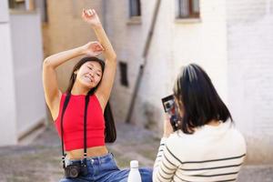 Aziatisch vrouw poseren voor foto Aan straat