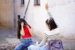 vrouw nemen foto van vriendin Aan camera Aan straat