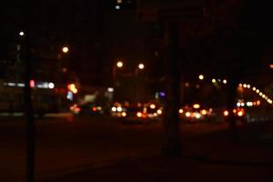 veelkleurig lichten van de nacht stad. gloeiend stad weg Bij nacht. foto