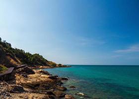 landschap zomer panorama visie voorkant natuur gezien langs de bergen rots kust en zee oceaan, kijken blauw lucht, horizon wind koel briesje, comfortabel gedurende de reizen dag, kom tot rust, rayong, Thailand foto