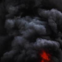 dramatisch zwart beweging wolken van sterk brand rook gedekt lucht foto