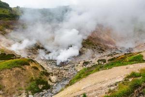 adembenemend landschap visie van vulkanisch landschap, agressief heet lente, uitbarsting fumarole, gas-stoom werkzaamheid in krater van actief vulkaan foto