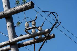 oud houten hoog Spanning elektrisch transmissie toren foto