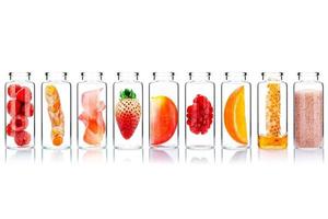 alternatieve huidverzorging in glazen flessen isoleren op witte achtergrond foto