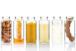 alternatieve huidverzorging en zelfgemaakte scrubs met natuurlijke ingrediënten in glazen flessen