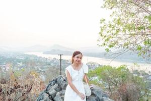 portret van jong Aziatisch Dames Bij monteren Phou si , luang prabang in Laos foto