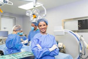 portret van vrouw vrouw verpleegster chirurg of personeel lid gekleed in chirurgisch scrubs japon masker en haar- netto in ziekenhuis in werking kamer theater maken oog contact glimlachen verheugd gelukkig op zoek Bij camera foto